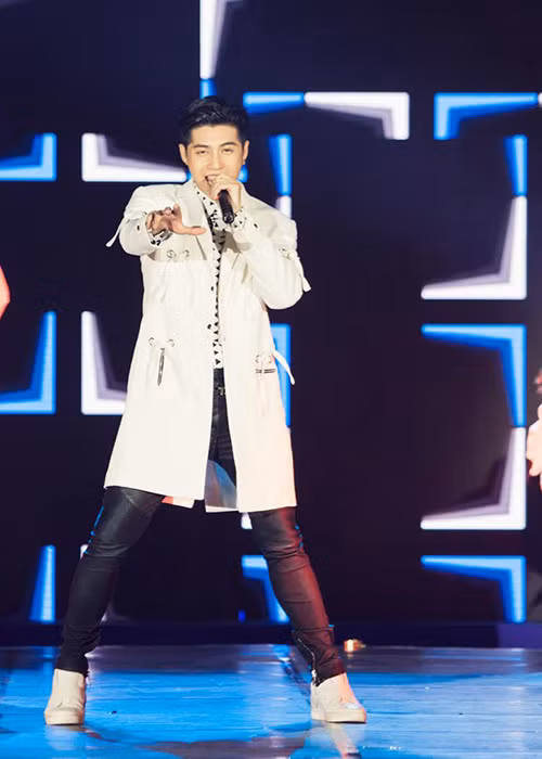 Sự xuất hiện của Noo Phước Thịnh trên sân khấu nhận được sự chú ý của nhiều khán giả có mặt trên phố đi bộ Nguyễn Huệ.