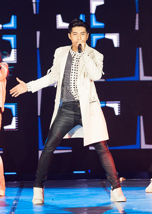 Quán quân The Remix 2016 chinh phục khán giả với vũ đạo đẹp mắt và giọng hát live nội lực.