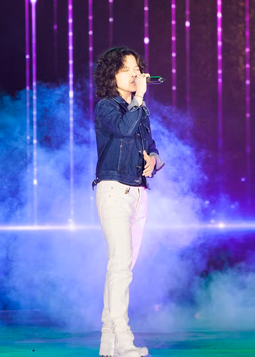 Ca sĩ, nhạc sĩ Tiên Tiên hát đầy cảm xúc khi tham gia biểu diễn tại lễ hội.
