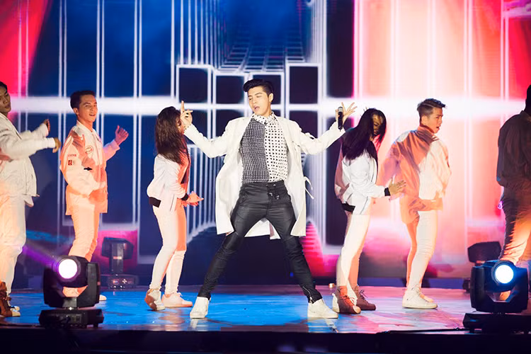 Lễ hội “TP HCM rực rỡ tên vàng” vừa diễn ra trên phố đi bộ Nguyễn Huệ. Noo Phước Thịnh là một trong những nghệ sĩ tham gia chương trình.