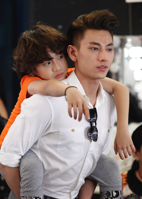 Trước đó, giám khảo Isaac đã đích thân mua trà sữa và bánh tới trường quay để cổ vũ và giúp các bé “nạp năng lượng” trước khi quay hình. 