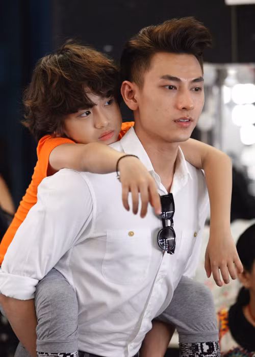 Trước đó, giám khảo Isaac đã đích thân mua trà sữa và bánh tới trường quay để cổ vũ và giúp các bé “nạp năng lượng” trước khi quay hình. 