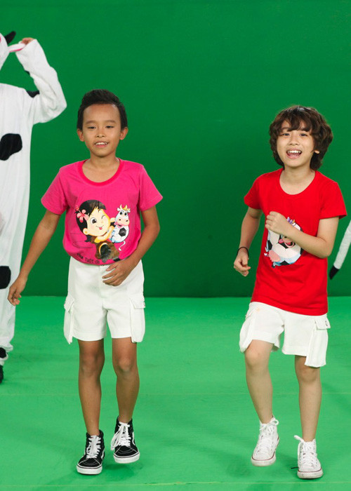 Vì quay MV sau đêm chung kết nên tân quán quân Hồ Văn Cường đã có một ngày “làm việc” bận rộn. 