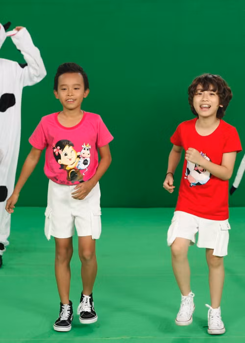 Vì quay MV sau đêm chung kết nên tân quán quân Hồ Văn Cường đã có một ngày “làm việc” bận rộn. 