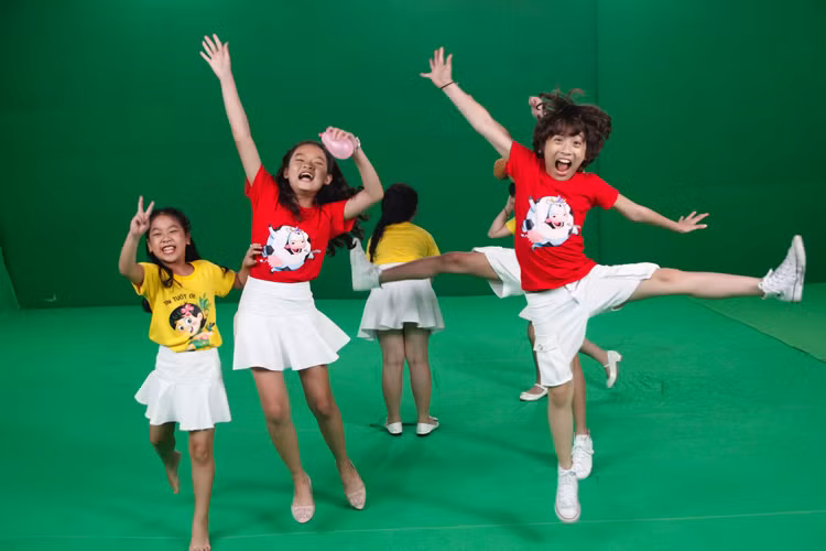 4 MV mà các thí sinh Vietnam Idol Kids đã thực hiện gồm 4 ca khúc: “Sắc màu trái cây”, “Bống bống bang bang”, “Cô bé lọ lem” và “Nông trại siêu phàm”. 