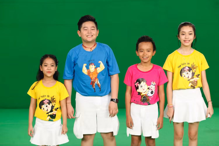 Đêm chung kết Vietnam Idol Kids mùa đầu tiên đã kết thúc với chiến thắng của “cậu bé hát đám cưới” Hồ Văn Cường (áo hồng). 