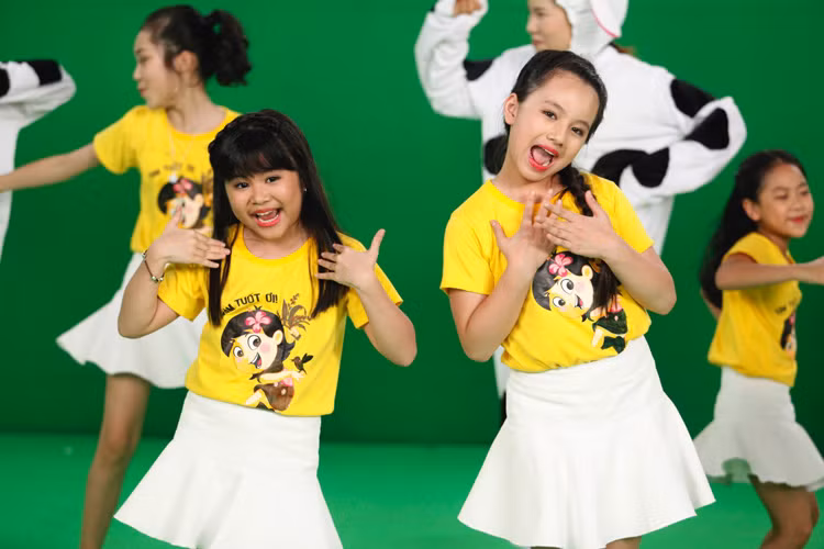 Trong 2 ngày quay, các giọng ca nhí rất năng nổ, biết vâng lời, nghe theo hướng dẫn và yêu cầu của đạo diễn để công việc diễn ra thuận lợi và hiệu quả. 