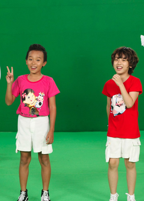 Buổi sáng, "cậu bé hát đám cưới" đi giao lưu trực tuyến với báo chí, buổi trưa lại chạy về phim trường quay MV cùng các bạn. 