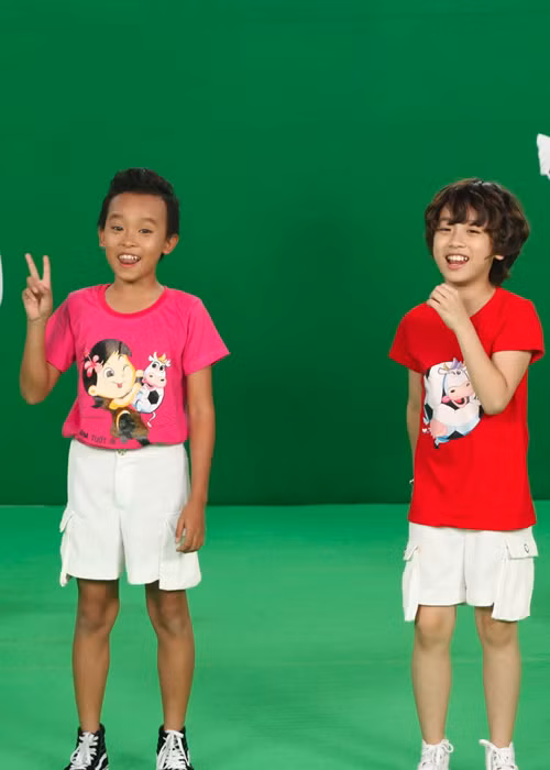 Buổi sáng, "cậu bé hát đám cưới" đi giao lưu trực tuyến với báo chí, buổi trưa lại chạy về phim trường quay MV cùng các bạn. 