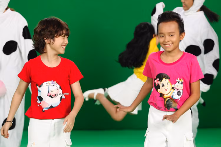 Dù khá mệt nhưng quán quân Vietnam Idol Kids mùa đầu tiên vẫn giữ được vẻ tươi tắn, đầy năng lượng để hoàn thành buổi quay của mình. 