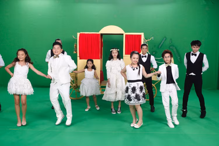 Do có khoảng thời gian khá dài gắn bó, thân thiết với nhau nên không bé nào chịu ra về dù kết thúc ngày quay thứ 2. 