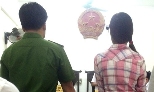 Co gai thua kien cong an khi bi phat ve hanh vi si nhuc