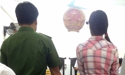 Co gai thua kien cong an khi bi phat ve hanh vi si nhuc