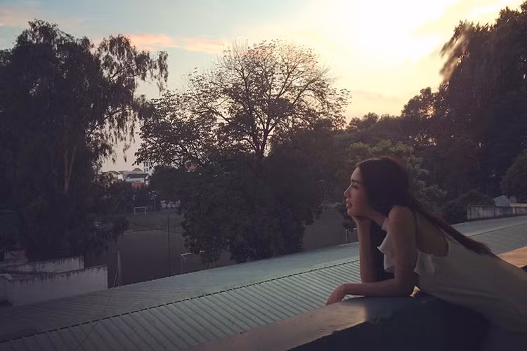 Ngoài chịu vất vả khi đóng phim, nữ người mẫu 8x còn cảm thấy buồn, áy náy vì không thể chăm sóc con gái và cậu con trai còn rất nhỏ của mình.