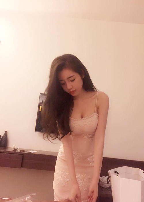 Lịch làm việc kín mít khiến bà mẹ bỉm sữa được ê-kíp của mình gọi là “thánh bào”.