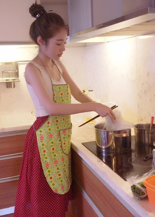 Ngoài chạy show, đóng phim, Elly Trần còn vất vả chăm sóc hai nhóc tì của mình từ đưa con tới trường đến nấu ăn.