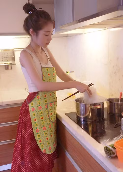 Ngoài chạy show, đóng phim, Elly Trần còn vất vả chăm sóc hai nhóc tì của mình từ đưa con tới trường đến nấu ăn.