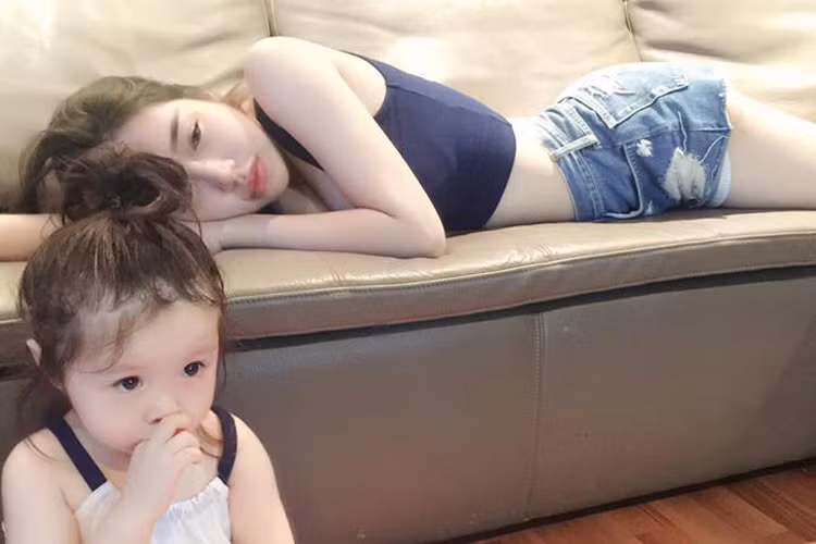  Hot girl Elly Trần luôn xuất hiện lộng lẫy, xinh đẹp trước ống kính. Tuy nhiên, đằng sau lớp vỏ hào nhoáng, cô cũng khá vất vả.