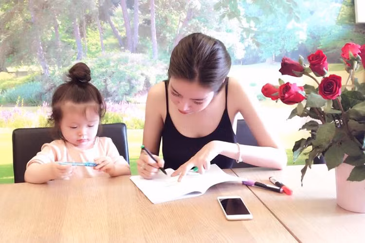 Nữ diễn viên phim “Khát vọng thượng lưu” thậm chí có lúc vừa làm việc vừa trông con.