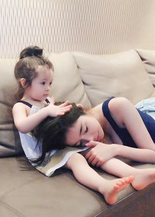 Kể từ khi trở lại showbiz, Elly Trần luôn bận rộn với công việc làm nghệ thuật. Trong ảnh, nữ người mẫu mệt mỏi vì làm việc quá sức.