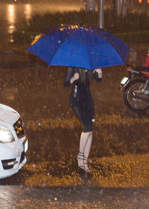 Vừa trở về Sài Gòn sau một ngày lăn lộn ở đoàn làm phim, Elly Trần nhanh chóng thay đồ, tự trang điểm và đội mưa đến tham gia sự kiện.