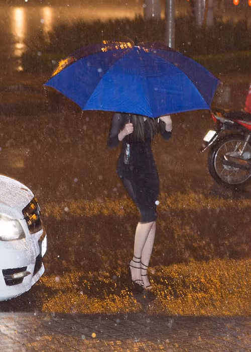 Vừa trở về Sài Gòn sau một ngày lăn lộn ở đoàn làm phim, Elly Trần nhanh chóng thay đồ, tự trang điểm và đội mưa đến tham gia sự kiện.