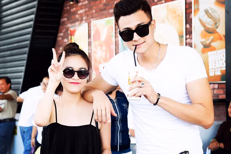 Trong khi Hoàng Thùy Linh đi cùng mẹ thì Vĩnh Thụy dẫn theo em trai. Dù tránh xuất hiện bên nhau nhưng hình ảnh của cặp đôi tin đồn đã được chia sẻ.