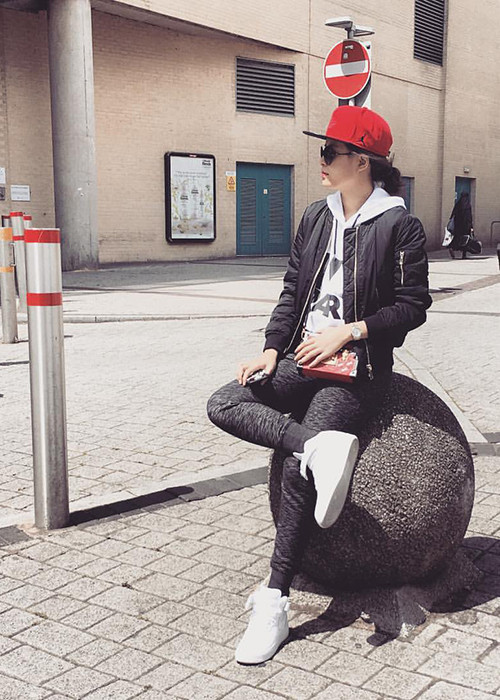 Trước tin đồn hẹn hò, cả nữ ca sĩ và nam MC của “The Face” không phủ nhận hay khẳng định chuyện đang yêu nhau.