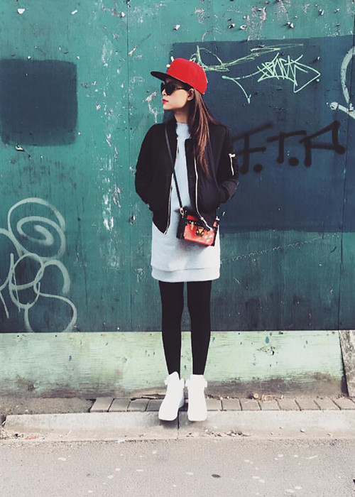 Còn Hoàng Thùy Linh sang Anh lưu diễn và nhân tiện đưa mẹ đi du lịch trong một tuần.