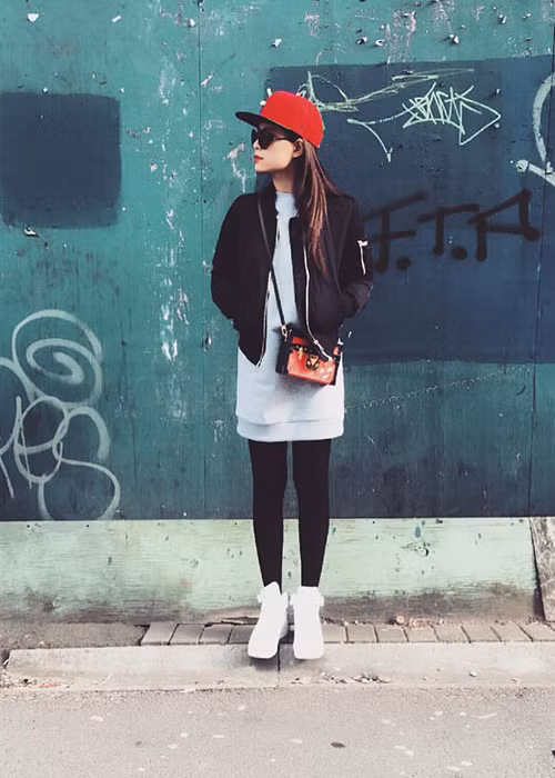 Còn Hoàng Thùy Linh sang Anh lưu diễn và nhân tiện đưa mẹ đi du lịch trong một tuần.