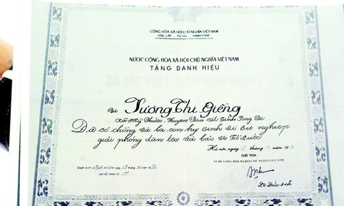 Chuyen la o can phong tho 3 Me Viet Nam anh hung va 9 liet si-Hinh-5