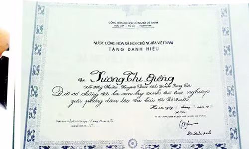 Chuyen la o can phong tho 3 Me Viet Nam anh hung va 9 liet si-Hinh-5