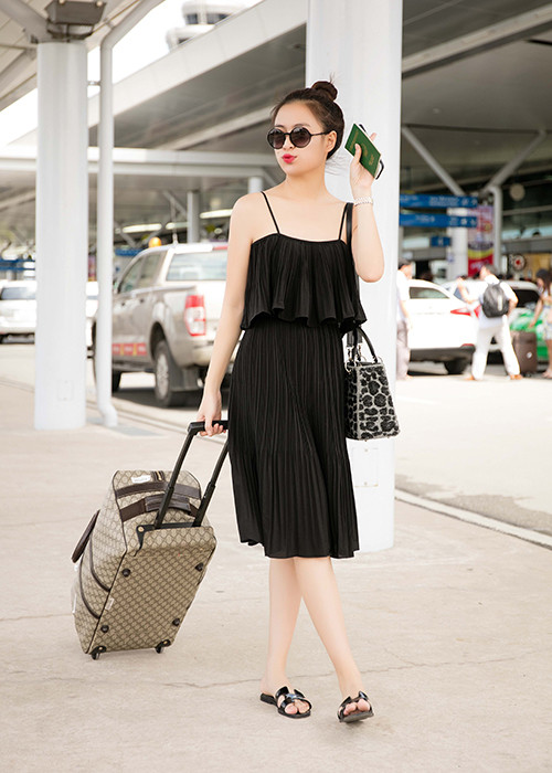 Hoàng Thùy Linh gây ấn tượng với vẻ nhí nhảnh, đáng yêu trước khi lên máy bay sang Anh lưu diễn.