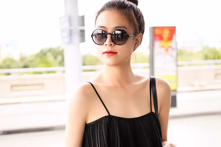 Hoang Thuy Linh khoe ve xinh tuoi len duong sang Anh