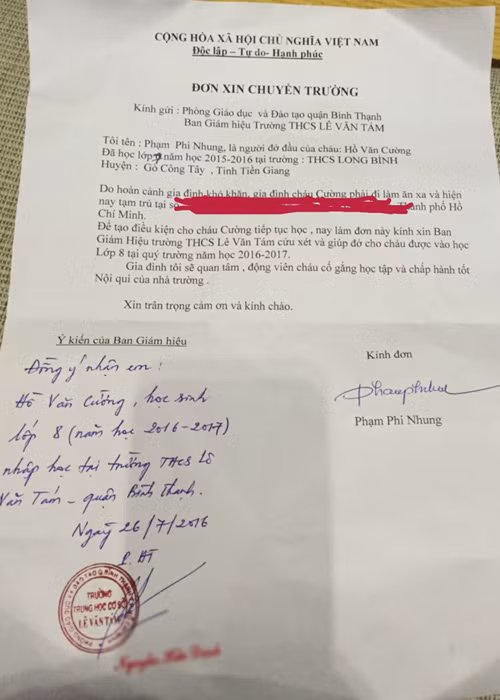 Theo đó, Phi Nhung đã đứng tên nộp đơn xin nhập học cho con nuôi Hồ Văn Cường vào trường THCS Lê Văn Tám, quận Bình Thạnh, TP HCM.