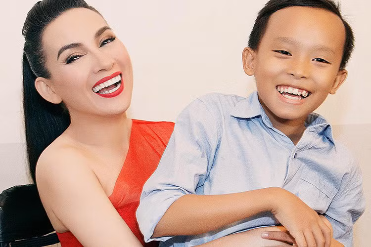 Khi biết tin được nhập học từ mẹ nuôi, quán quân Vietnam Idol Kids cảm thấy rất vui. Bé không quên gửi lời cám ơn đến mẹ nuôi và hứa sẽ cố gắng học thật giỏi để không phụ lòng nữ ca sĩ.