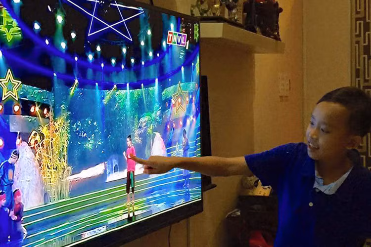 Hồ Văn Cường cũng vừa được tạo một trang cá nhân. Ngay lập tức, “cậu bé hát đám cưới” chia sẻ những hình ảnh mới nhất của mình đến người hâm mộ.