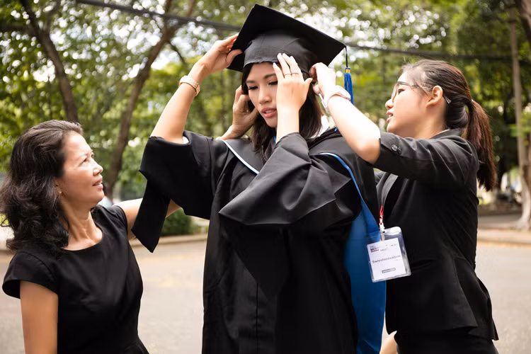 Được biết, Trang Lạ đã theo học quản trị kinh doanh, chuyên ngành Tư vấn quản lý quốc tế Executive MBA - MCI. 