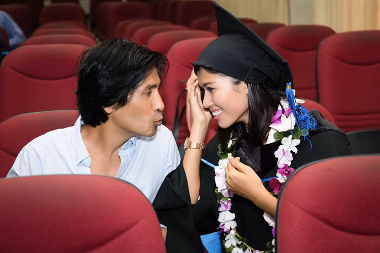 Khoảnh khắc nhí nhảnh của chồng Trang Lạ bên vợ ngày tốt nghiệp. 