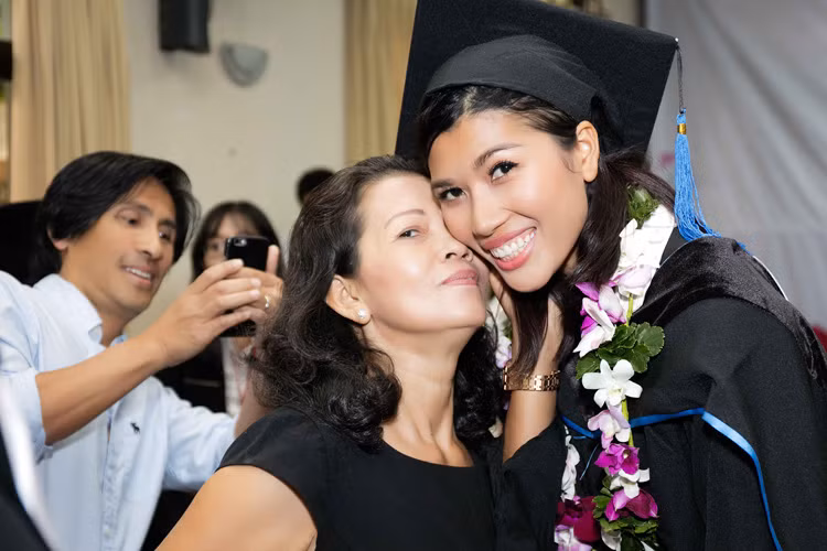 Mẹ của nữ người mẫu cũng không giấu niềm hạnh phúc khi con gái trở thành thạc sĩ.