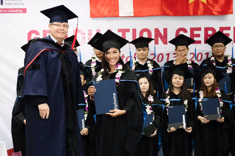 Chân dài sinh năm 1991 rạng rỡ nhận bằng tốt nghiệp thạc sĩ. 