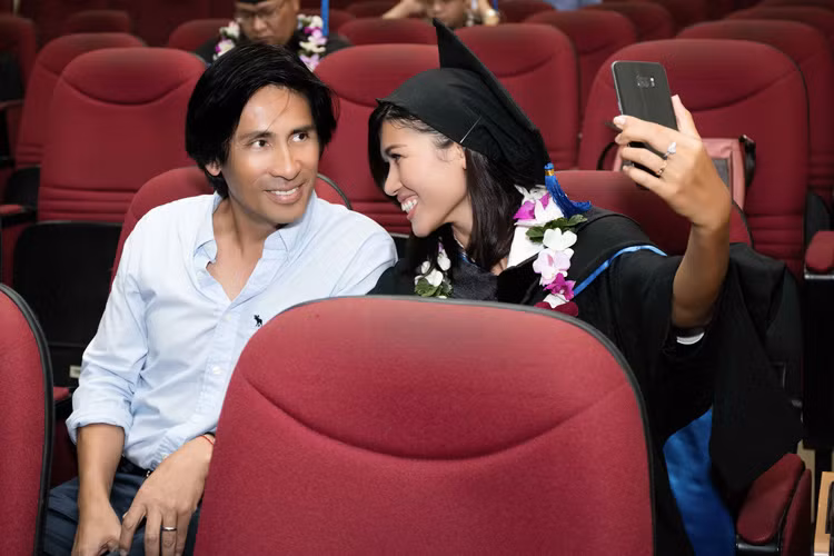 Ông xã nữ người mẫu là một chuyên gia dinh dưỡng về béo phì khá nổi tiếng. Anh còn mở công ty riêng chuyên sản xuất các loại thuốc giảm cân tại Pháp. 