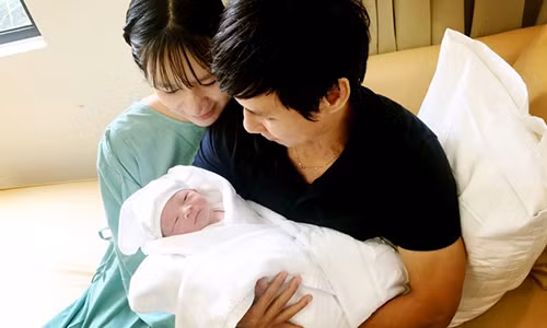 Vo Ly Hai sinh con thu 4 nang 3kg