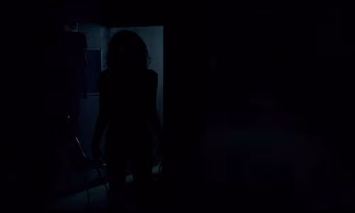 Lights out Phim kinh di khien ban phai bat den khi ngu-Hinh-3