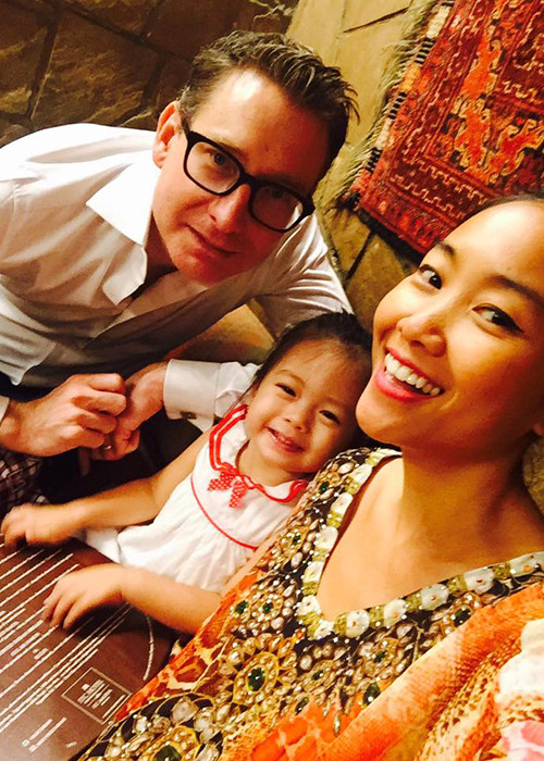 Ông xã người Thụy Điển Johan Wicklund của Đoan Trang dẫn vợ con đi thưởng thức ẩm thực của Ấn Độ.