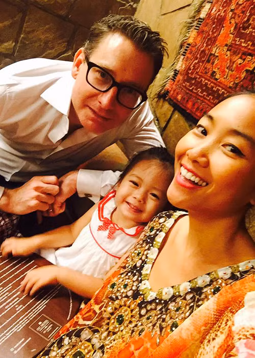 Ông xã người Thụy Điển Johan Wicklund của Đoan Trang dẫn vợ con đi thưởng thức ẩm thực của Ấn Độ.