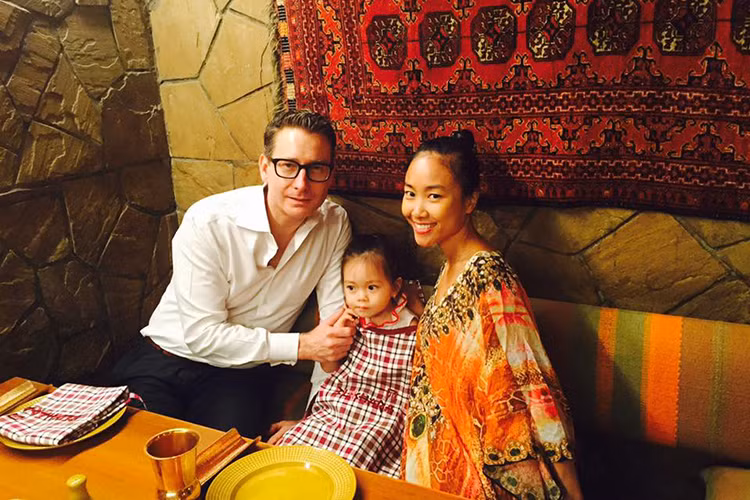 Đoan Trang và chồng Tây Johan kết hôn năm 2012. Hai năm sau, vợ chồng nữ ca sĩ chào đón cô con gái đầu lòng.