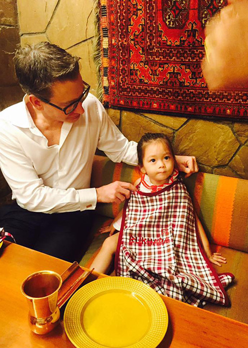 Ông xã Đoan Trang ân cần giúp con gái mặc đồ để ăn tối.