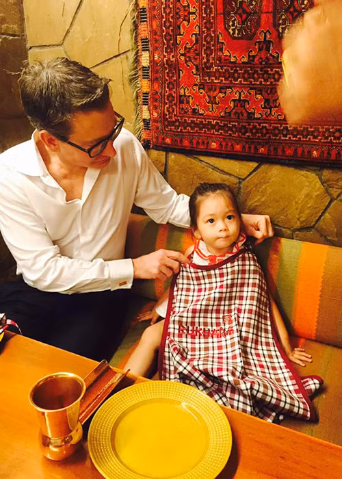 Ông xã Đoan Trang ân cần giúp con gái mặc đồ để ăn tối.