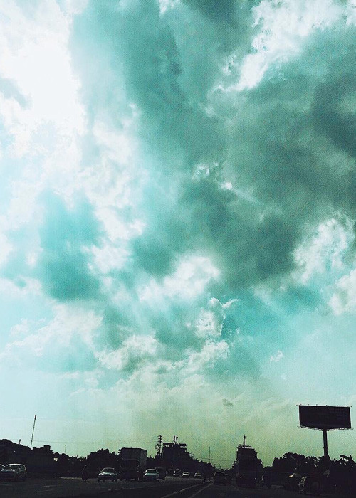 Trong chia sẻ đầu tiên sau scandal, Kỳ Duyên đăng tải bức ảnh một bầu trời đầy mây kèm chú thích: “Trời có đủ lớn để ôm trọn một nỗi lòng. I am not okay (Tạm dịch: Tôi không ổn)”.